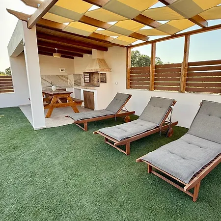 בית נופש Aristea Seaside Retreat With Private Pool *